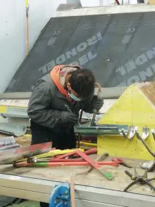 Photo d'un jeune apprenti couvreur sur son établit